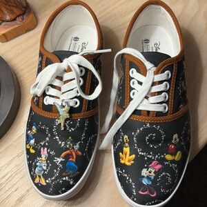 Size 6 . Disney Bradford Exchange 2022 worn once.